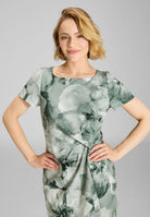 Etuikleid aus bedrucktem Scuba mit Falten Detail