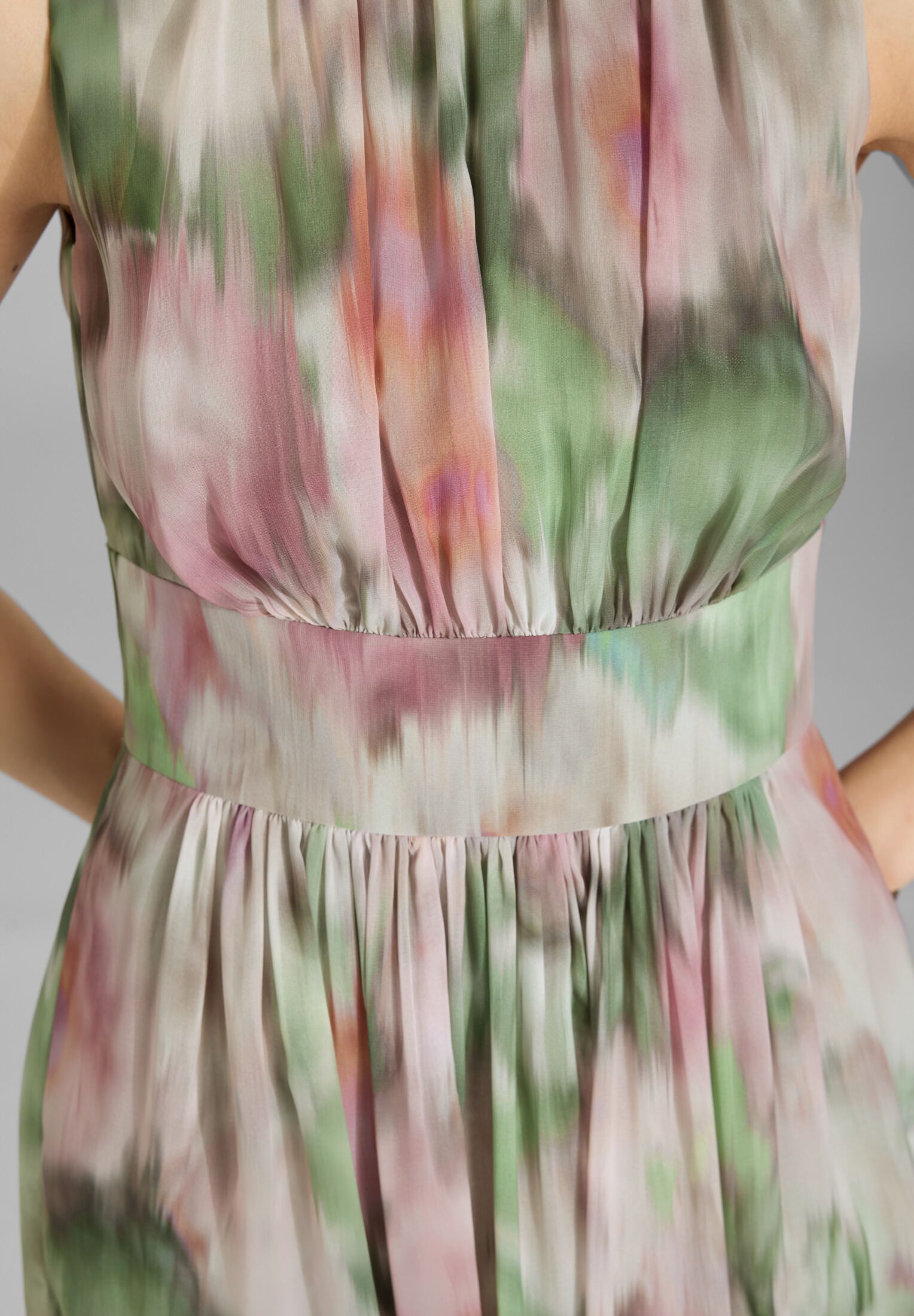 Cocktailkleid aus bedrucktem Chiffon mit Taillenpasse