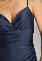 Figurbetontes Abendkleid aus Jersey Satin mit Schnürung im Rücken