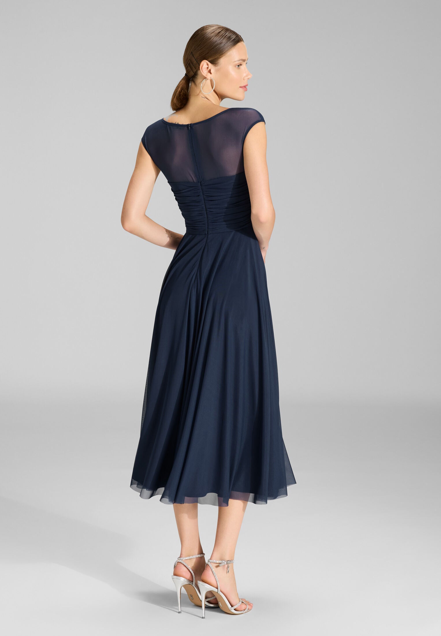 Cocktailkleid aus Mesh mit geraffter Korsage